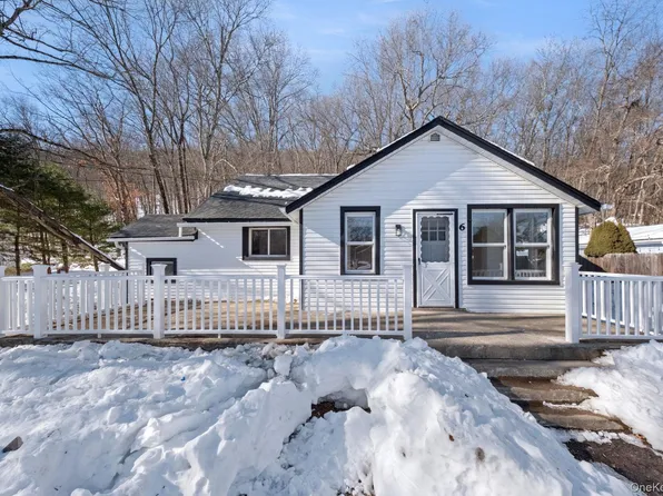 6 Village Drive, Greenwood Lake, NY 10925