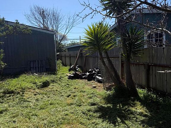 5th image of 1361 E Oak St