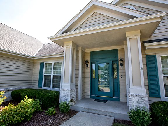 3rd image of W233N3028 Oakmont Ct