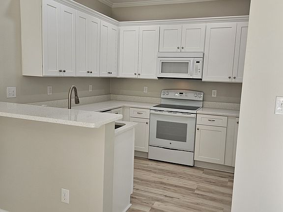 5th image of 904 Lake Forest Dr