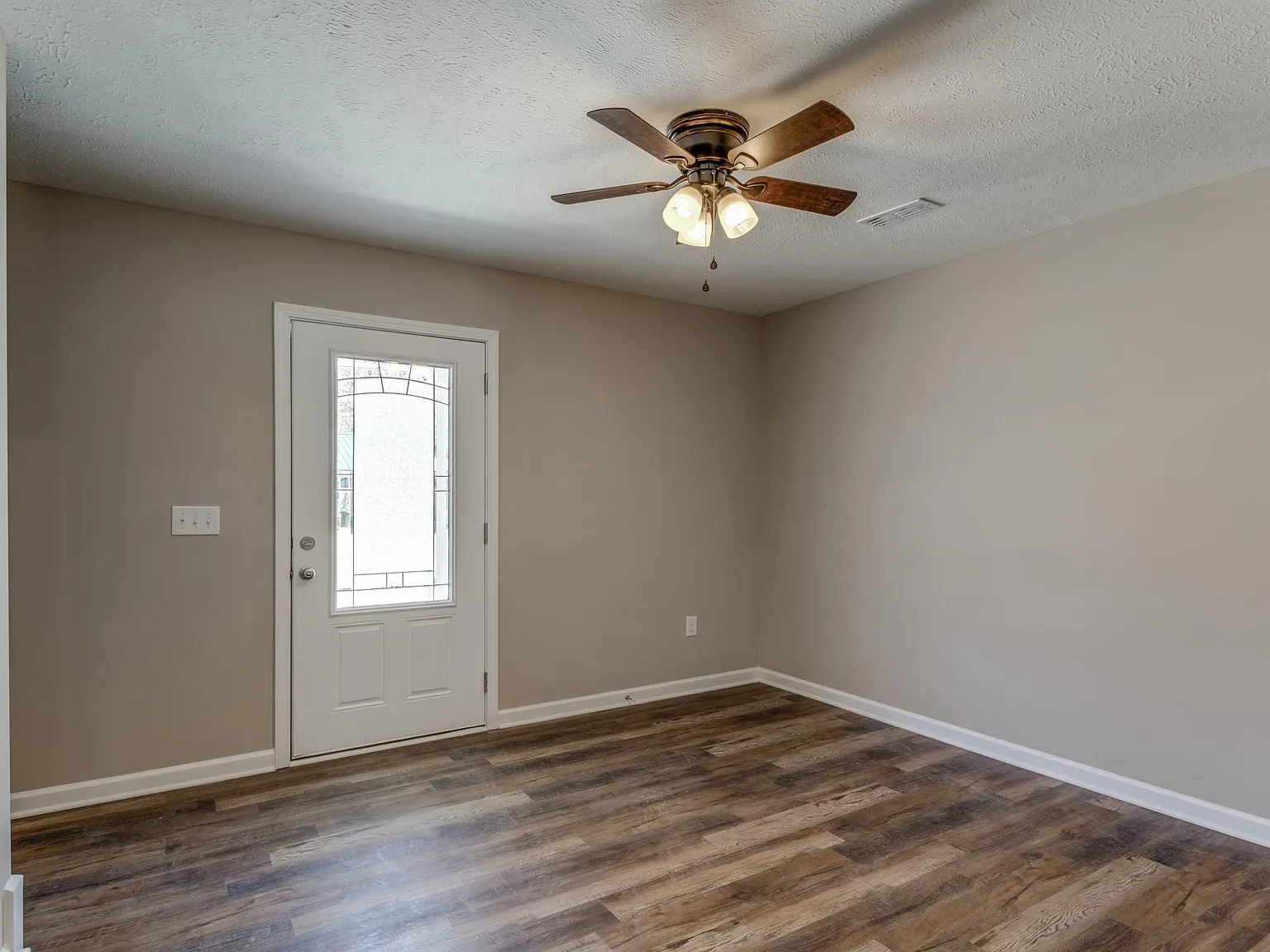 3 bed, 1.5 bath, 1156 sqft, $1,300 — Photo 4