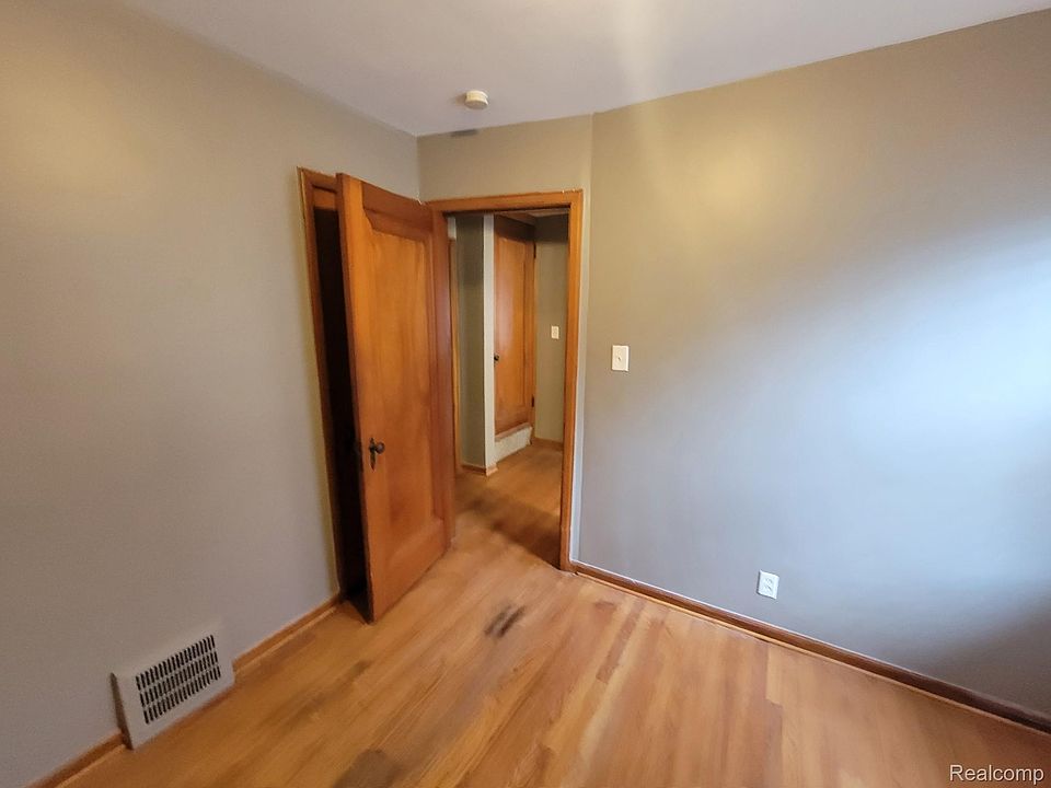 21240 Redmond Ave, photo 10