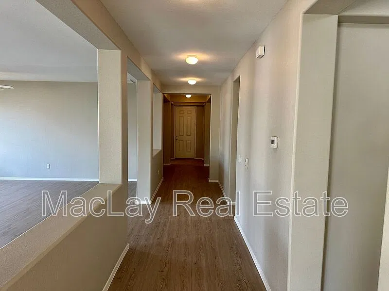 4 bed, 2.0 bath, 2484 sqft, $2,500 — Photo 2