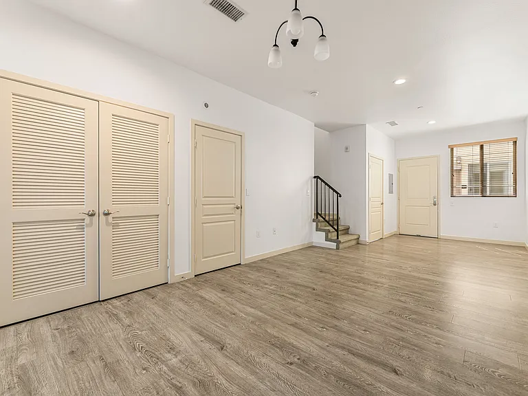 13439 Burbank Blvd — Photo 29