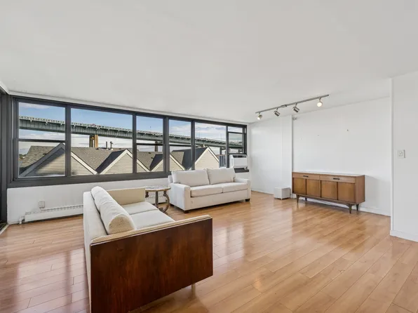 166-41 Powells Cove Boulevard image 16 of 32