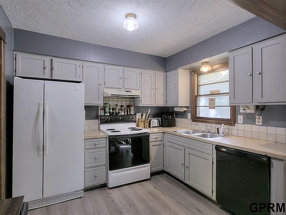 4th image of 136 Debra Ave