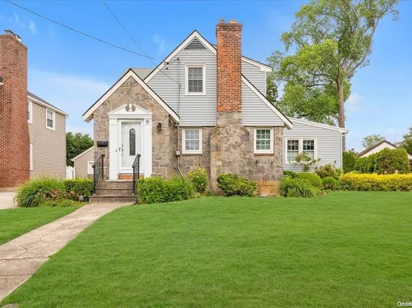 77 Whittier Street, Lynbrook, NY 11563