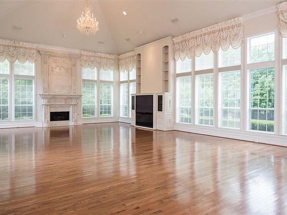 3rd image of 710 Oakdale Cir