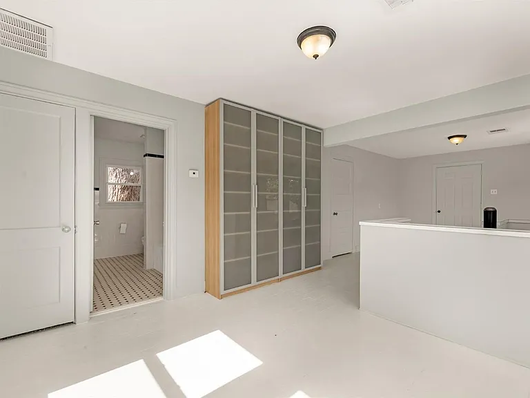2415 Columbia St — Photo 14