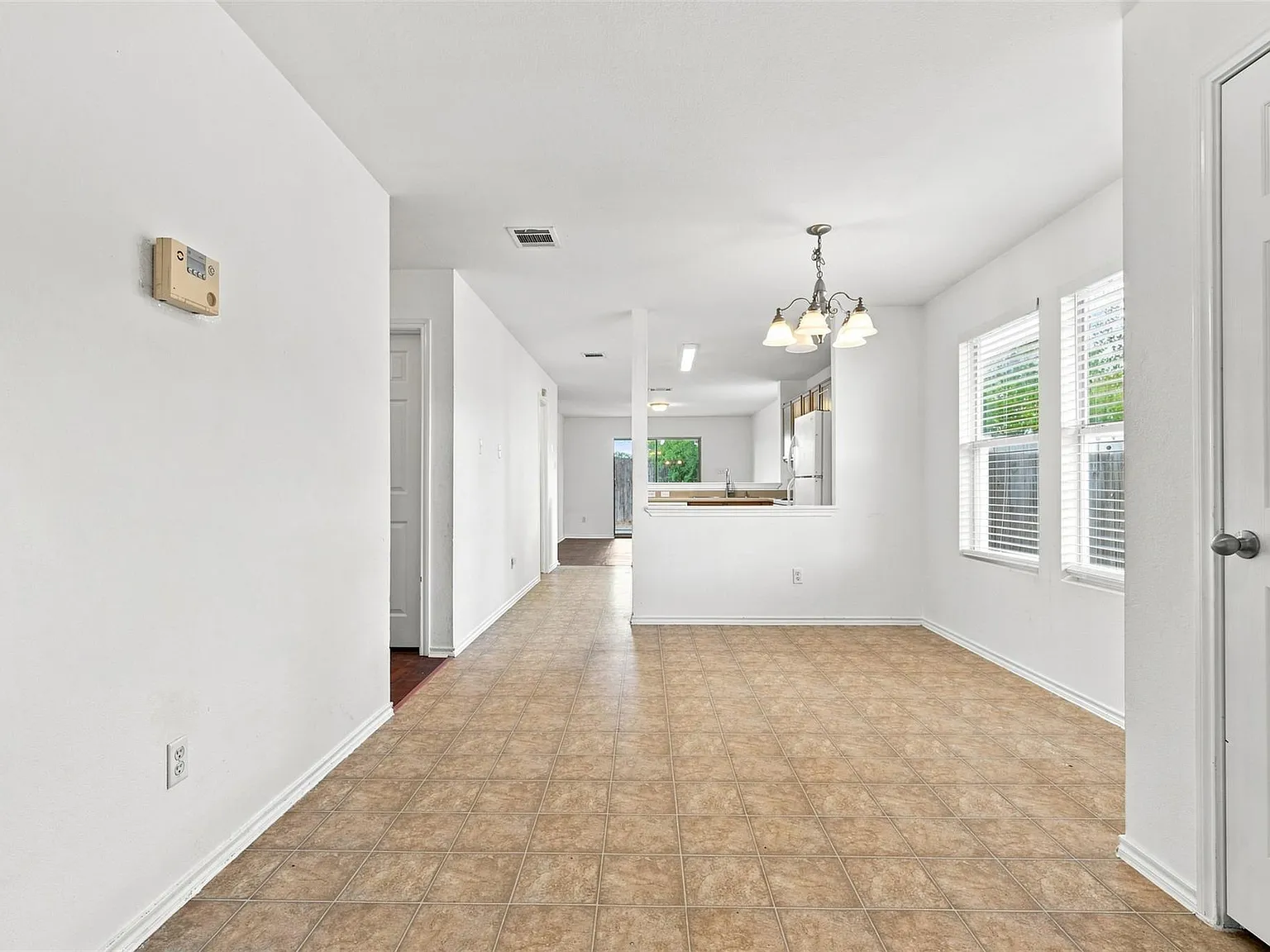 3 bed, 2.0 bath, 1429 sqft, $2,000 — Photo 4