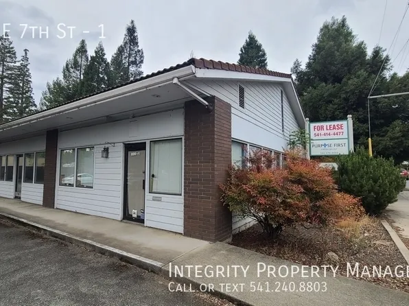 820 NE 7th St #1, Grants Pass, OR 97526