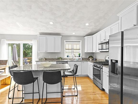 3rd image of 5 Oak Hill Dr