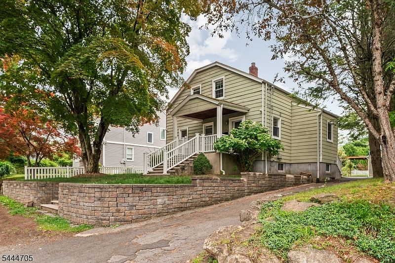 1st image of 54 Chestnut Ave