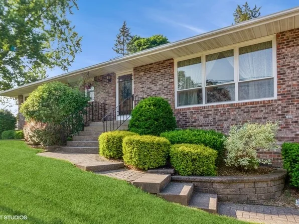 401 E McKinley St, Harvard, IL 60033