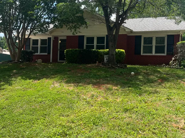 10400 Starwood Dr, Charlotte, NC 28215