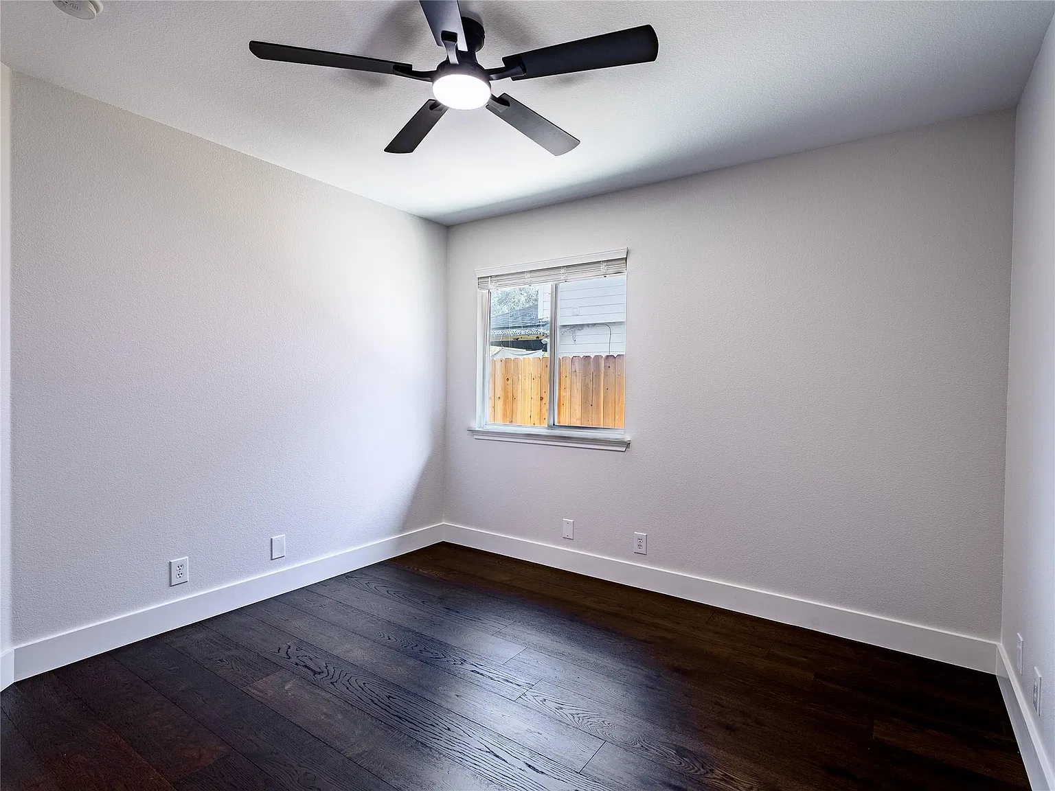 3 bed, 2.0 bath, 1676 sqft, $2,400 — Photo 4