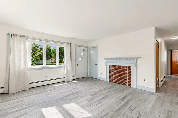 3 bed, 1344 sqft, $2,300 — Photo 2