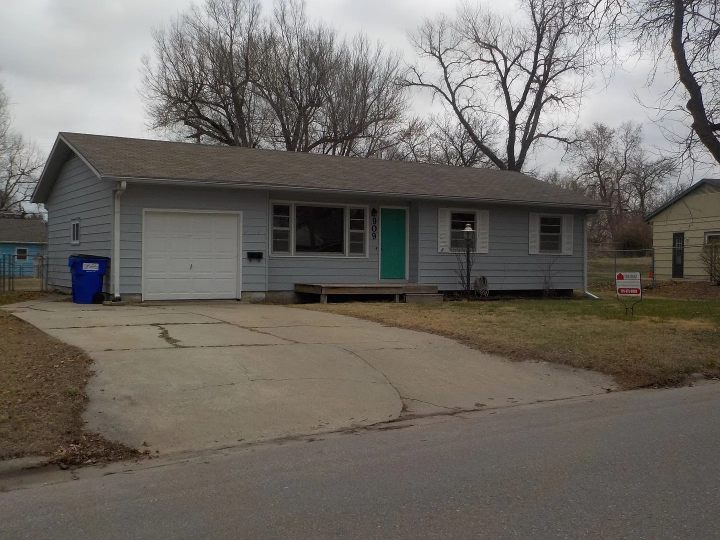 909 Highland Dr — Photo 1