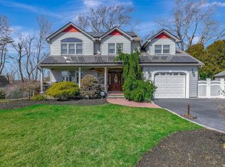 8 Warner Ln, Ronkonkoma, NY 11779