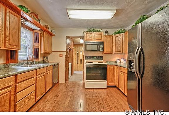 2nd image of 13 Oak Dr