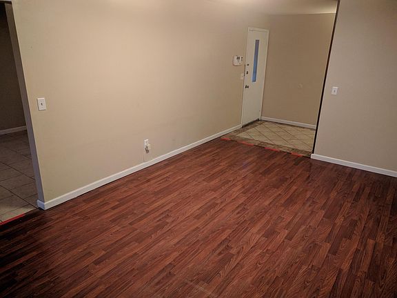 3rd image of 10 Milbrook Ln