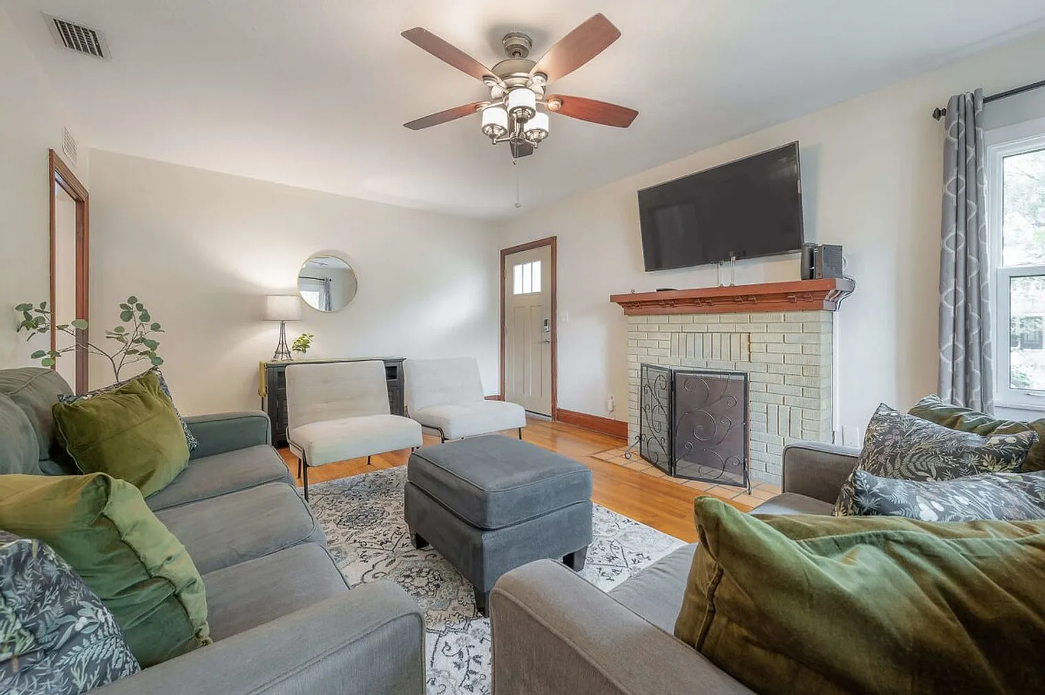3 bed, 1.0 bath, 1248 sqft, $4,332 — Photo 3
