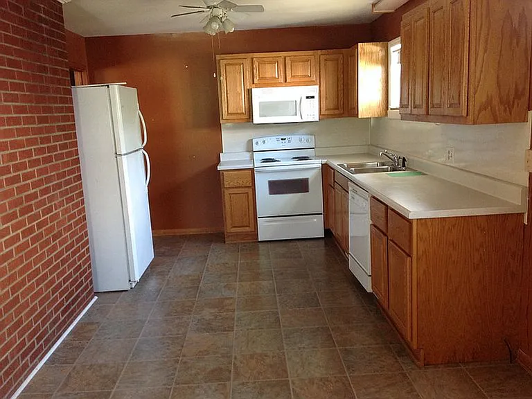 1905 Vickers Ln — Photo 3