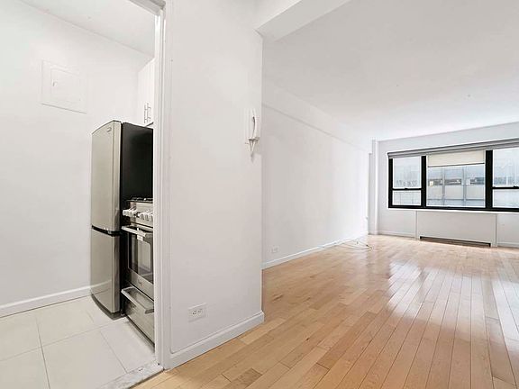 5th image of 210 E 47th St APT 3F