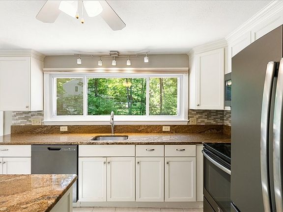5th image of 7 Hundred Oaks Ln