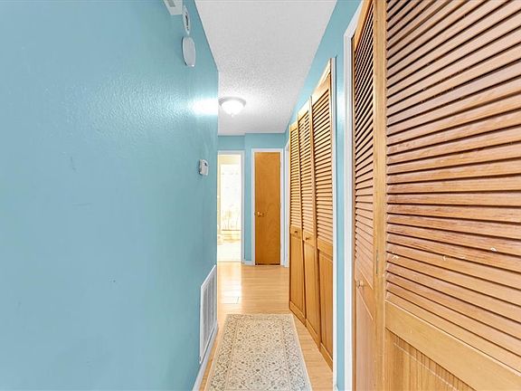 5th image of 10833 LIVINGSTON DRIVE