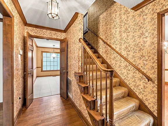 4th image of 100 Escher Ln