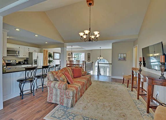 5th image of 8094 Beachwood Dr