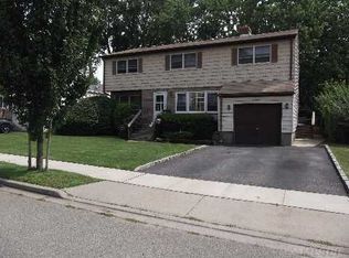 21 Shelley Ct, Plainview, NY 11803