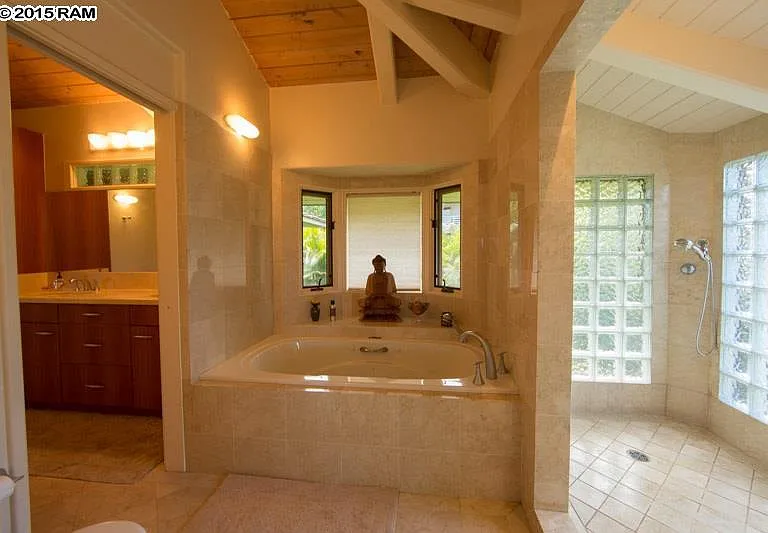 Main Private Bath Upstairs