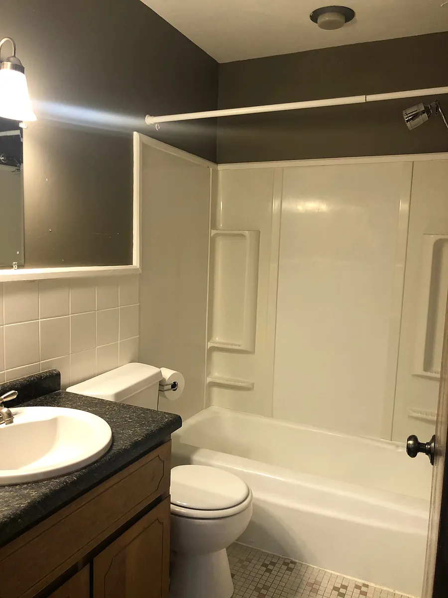 Building Photo - 633 Robert St S #205