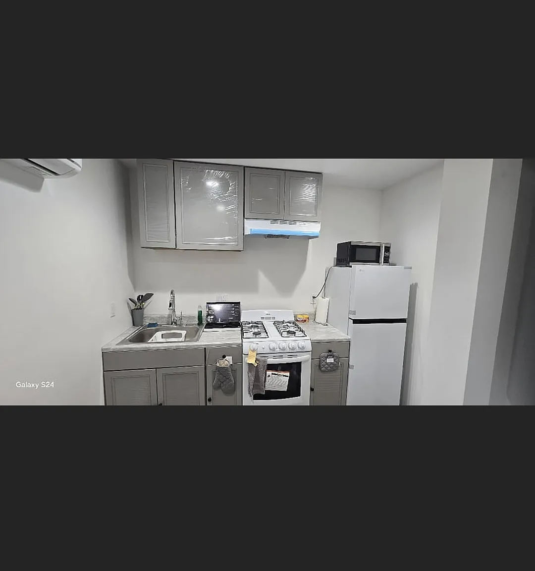 205 S Victoria Ave — Photo 1