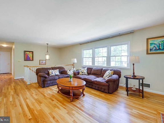 5th image of 9421 Winterberry Ln