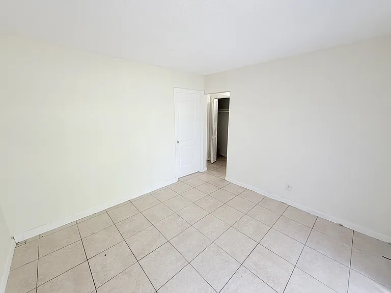 3030 Nw Ter #43-207 — Photo 5