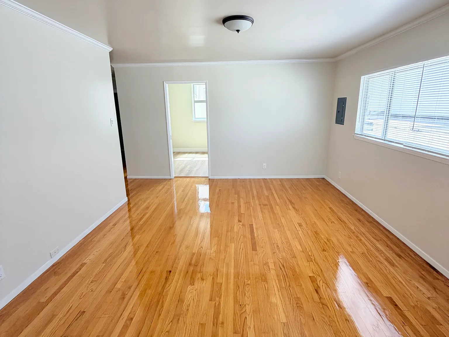 2 bed, 1000 sqft, $5,400 — Photo 3