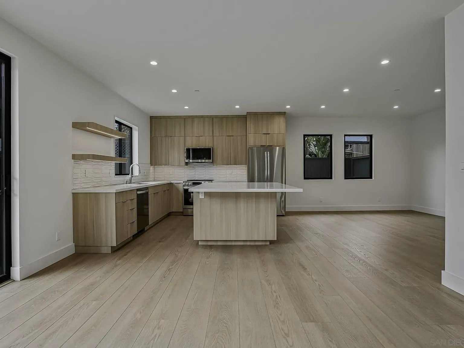 3 bed, 3.5 bath, 1863 sqft, $9,500 — Photo 2