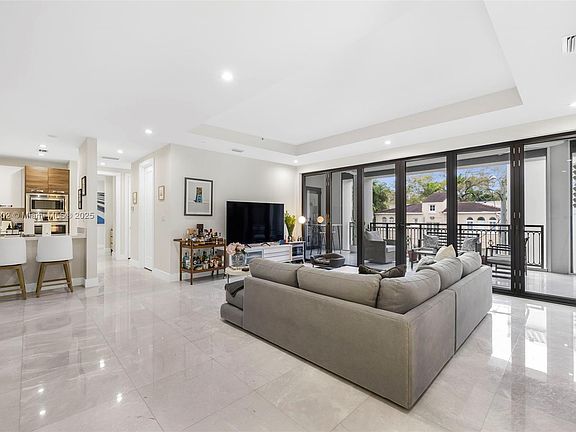 5th image of 718 Valencia Ave #206