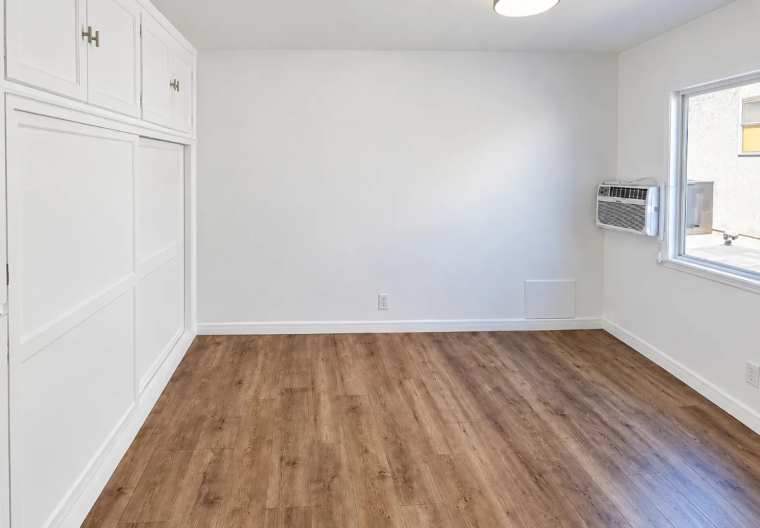 637 S Cloverdale Ave — Photo 3