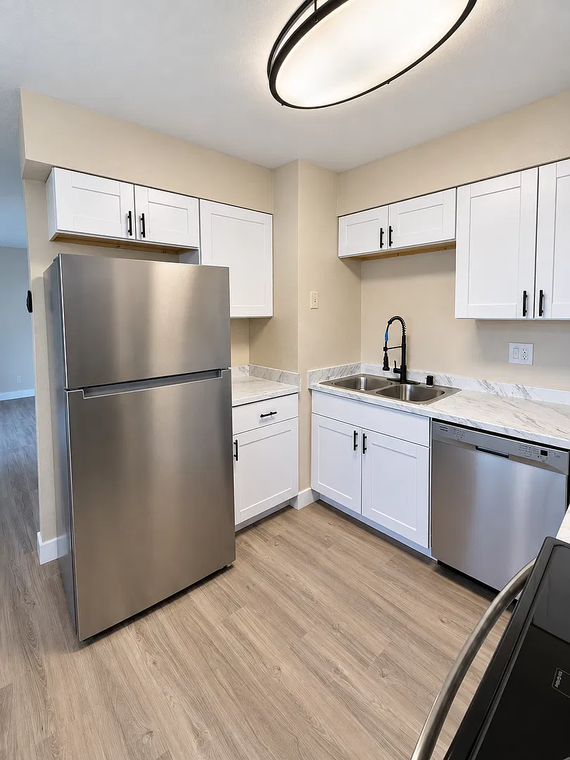 Pond Place Apts — Photo 4