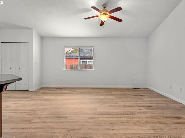 salem-oregon-2101567058 picture