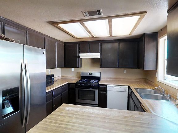 3rd image of 15604 Mauna Loa St