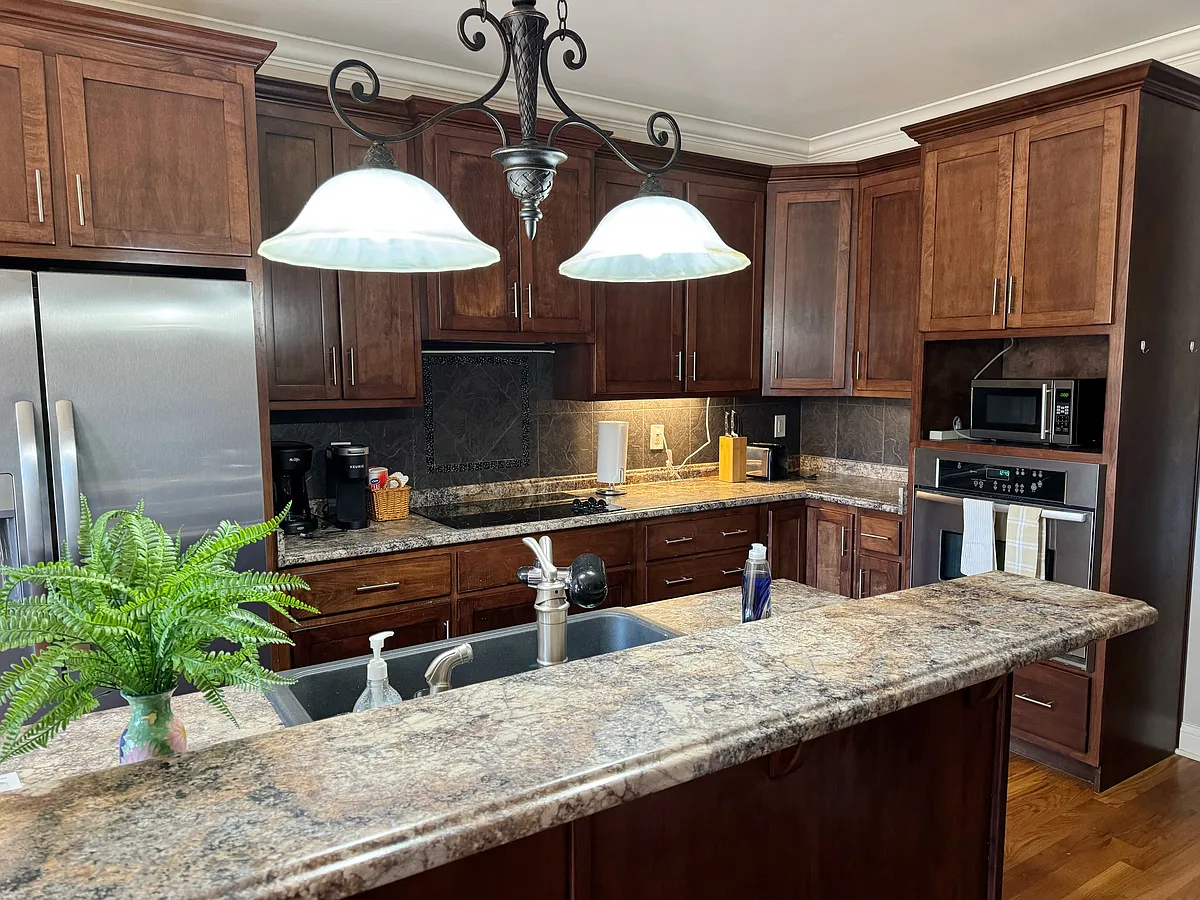 Fully equipped kitchen. - 403 Pembrooke Cir SE