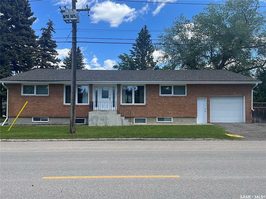 1302 10th St E, Saskatoon, SK S7H 0J3 | Zillow