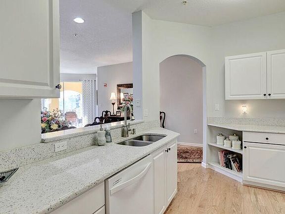 5th image of 5015 Fairways Cir #302