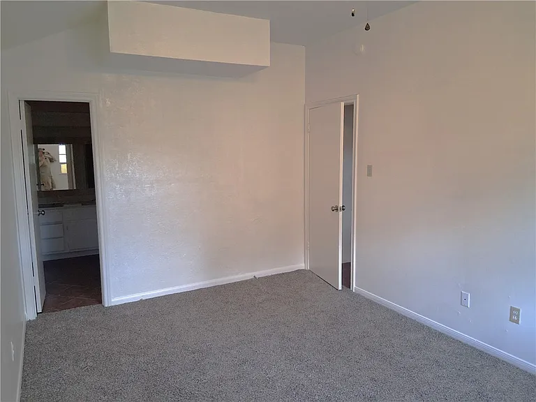 3303 Dallis Dr — Photo 18