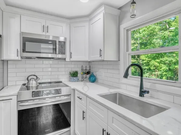 28 Longview Dr, Northampton, MA 01062